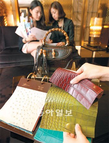 유럽의 명품 전문가들은 현대의 명품 플래그십스토어를 유럽 중세 성당에 종종 비유한다. 플래그십스토어의 건축, 인테리어, 그리고 제품들의 예술적 가치가 그만큼 휼륭하다는 뜻이다. 서울 청담동 구찌의 플래그십스토어에서는 명품 가치의 정점, ‘메이드 투 오더’ 서비스를 체험할 수 있다. 가죽의 종류와 색상을 선택하는 모습. 장승윤 기자 tomato99@donga.com