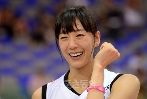 26일 수원실내체육관에서 열린 2012 수원컵 프로배구대회 여자부 결승전 GS칼텍스 대 IBK기업은행 경기에서 세트스코어 3-1 승리를 거두며 우승을 확정지은 MVP를 차지한 GS칼텍스 한송이가 화이팅을 외치고 있다. 수원｜김종원기자 won@donga.com 트위터 @beanjjun