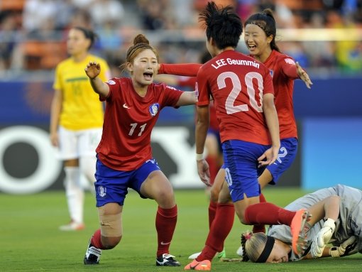 전은하(왼쪽)가 26일 브라질과 U-20 여자월드컵 조별리그 마지막 경기에서 골을 성공시킨 뒤 동료들과 함께 환호하고 있다. 사진제공｜대한축구협회