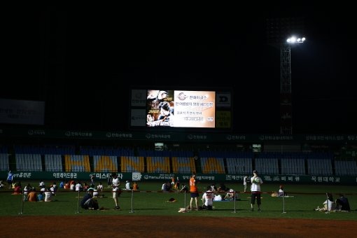 한화 전광판 영화상영 이벤트. 사진제공 | 한화이글스