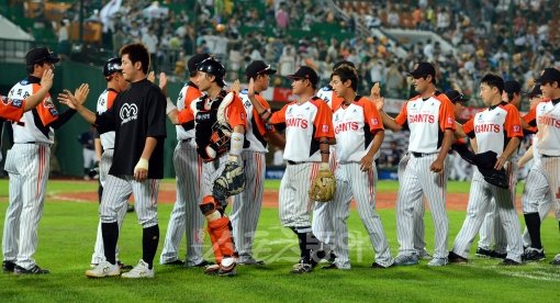 26일 오후 부산 사직야구장에서 열린 2012프로야구 롯데와 두산의 경기에서 롯데가 2-3으로 역전승을 거두고 주말 3연전을 위닝시리즈로 마쳤다. 경기종료 후 롯데 선수들이 코칭스텝과 하이파이브를 하고 있다. 사직ㅣ박화용 기자 inphoto@donga.com 트위터 @seven7sola