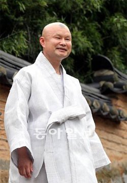 오락가락하는 비가 잠시 쉬는 틈을 타 서울 봉은사 경내를 돌았다. 진화 스님은 “중노릇 잘하라는 세상의 질책을 언제나 마음속 깊이 새기고 있다”고 말했다. 김미옥 기자 salt@donga.com