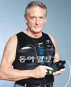 각종 센서를 사용해 착용자의 건강 상태를 확인해주는 비보메트릭스의 ‘라이프셔츠’. 센서가 기록한 건강 상태가 광섬유를 통해 모델이 손에 든 기록계에 저장된다. 비보메트릭스 제공