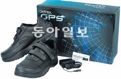 위성위치확인시스템(GPS) 위치 송신기가 오른쪽 발뒤꿈치에 달려 착용자의 위치를 일정 시간마다 전송하는 신발 ‘내비스타’. 에이트렉스 제공