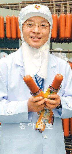 강상훈 대표가 경북 영천시 동양종합식품 금호공장에서 갓 만들어낸 소시지를 들어 보이고 있다. 동양종합식품 제공