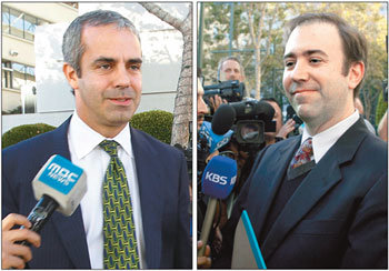 삼성-애플 변호사 희비 삼성전자 측 변호사인 케빈 존슨 변호사(왼쪽)가 24일(현지 시간) 굳은 표정으로 미국 캘리포니아 새너제이 연방북부지방법원을 떠나고 있다. 애플 측 변호사인 제이슨 바트릿 변호사(오른쪽)는 미소를 머금은 채 취재진의 질문에 답하고 있다. 새너제이=AP·EPA 
연합뉴스