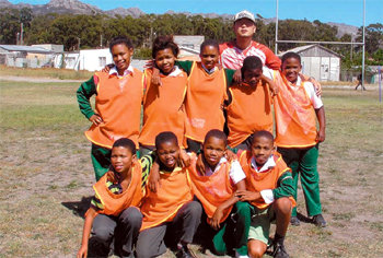 남아공 더반의 어린이들이 한국에서 보내준 유니폼을 입고 양대순 선교사와 함께 기념촬영했다. 이들에게 축구 장비를 보내주는 운동은 지난해에 이어 올해 두 번째로 이뤄졌다. 화천군 제공