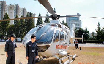 인천 가천대 길병원이 운영하는 닥터헬기. 경북 안동병원도 보건복지부의 지원으로 올해 안에 이같은 닥터헬기를 운영하게 된다. 안동병원 제공