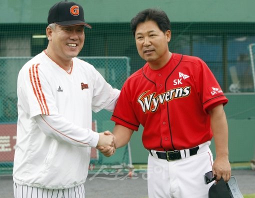 2위를 놓고 치열한 다툼을 벌이는 롯데와 SK가 28일부터 운명의 3연전을 치른다. 시즌 도중 사직 맞대결에 앞서 악수를 나누고 있는 롯데 양승호(왼쪽) 감독과 SK 이만수 감독. 스포츠동아DB