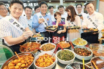 김주현 예금보험공사 사장(앞줄 왼쪽에서 두 번째)은 “어린 시절 자주 찾아온 통인시장에 보탬이 된다는 생각에 무척 설렌다”고 말했다. 김 사장은 중앙고를 졸업한 서울 토박이다. 통인시장 ‘도시락 카페’를 방문한 기자는 돈가스 1000원, 샐러드 1000원, 나물과 버섯무침 1500원 등 총 5500원으로 뷔페식 점심을 즐길 수 있었다. 김미옥 기자 salt@donga.com