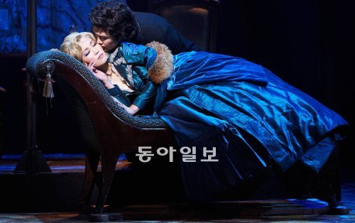 뮤지컬 ‘두 도시 이야기’에서 시드니 카턴(류정한)의 루시 마네트(최현주)에 대한 사랑은 세속적인 것에서 종교적인 것에 가깝게 변해간다. 카턴은 마네트의 행복을 위해 자신의 목숨까지 내놓는데 오히려 죽음을 앞두고 커다란 평온을 얻는다. 컴퍼니다 제공