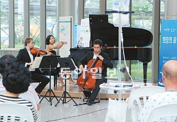 동남권원자력의학원은 24일 1층 로비에서 암 극복 환자를 위한 ‘희망의 음악회’를 열었다. 이날 독일 데트몰트 음대에 재학 중인 학생들이 하모니를 만들어 냈다. 동남권원자력의학원 제공