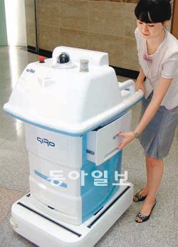 한국로봇융합연구원이 개발한 간호 서비스 로봇을 연구원이 시험 작동하고 있다. 한국로봇융합연구원 제공