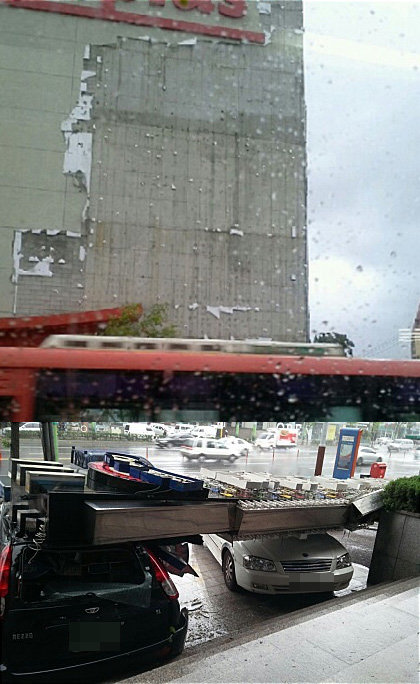 대형마트 건물 외벽 일부가 뜯겨진 모습(사진 위), 간판이 떨어지면서 주차된 자동차를 덮쳤다 (출처= S커뮤니티 사이트, 트위터)