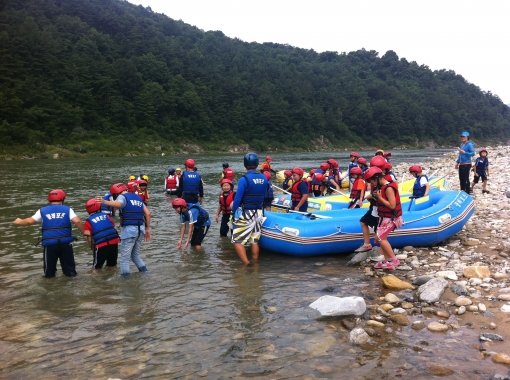 국민생활체육회가 현대차 정몽구재단의 지원을 받아 진행한 온 드림 스쿨 체육교실에 참가한 초등학생들이 래프팅 체험을 하고 있다. 사진제공｜국민생활체육회