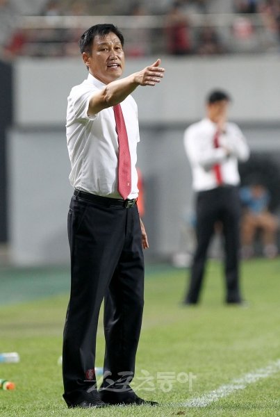경남 최진한 감독은 올해 처음 도입된 K리그 스플릿시스템에서 팀을 도시민구단 중 유일하게 그룹A조(1∼8위)에 올려 놔 리더십을 인정받았다. 스포츠동아DB