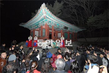 창덕궁 야간 답사 프로그램인 ‘창덕궁 달빛기행’은 대표적인 고궁 문화 행사로 자리 잡았다. 2010년부터 올 상반기까지 약 6200명의 시민이 참여했다. 동아일보DB