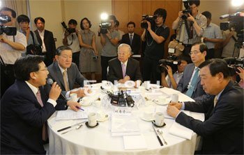 경제5단체장이 28일 서울 중구 소공동 롯데호텔에 모여 경제 살리기에 앞장설 것을 다짐했다. 왼쪽부터 김기문 중소기업중앙회 회장, 허창수 전국경제인연합회 회장, 손경식 대한상공회의소 회장, 한덕수 한국무역협회 회장, 이희범 한국경영자총협회 회장. 홍진환 기자 jean@donga.com