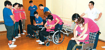 대구대 사회복지학과 학생들이 일본 장애인직업재활시설에서 휠체어 자세교정에 대해 배우고 있다. 대구대 제공