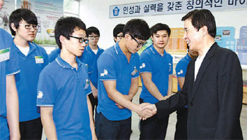 김범일 대구시장이 경북기계공고를 방문해 전국기능경기대회 참가 선수를 격려하고 있다. 대구시 제공