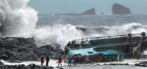 좌초된 中 어선 28일 제15호 태풍 ‘볼라벤’이 북상하며 제주 및 서남부 지역에 피해가 속출했다. 해상에는 파도가 4∼9m로 매우 높게 일었다. 이날 오전 2시경 제주 서귀포 해상에서는 중국 어선이 좌초돼 5명이 사망하고 10명이 실종됐다. 중국 어선이 두 동강 난 채 해안에 좌초돼 있다. 서귀포=뉴시스