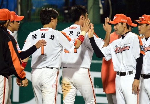 한화 한용덕 감독대행(오른쪽)이 데뷔전이었던 29일 대전 넥센전에서 승리를 거둔 뒤 선수들과 하이파이브를 나누고 있다. 대전｜김민성 기자
