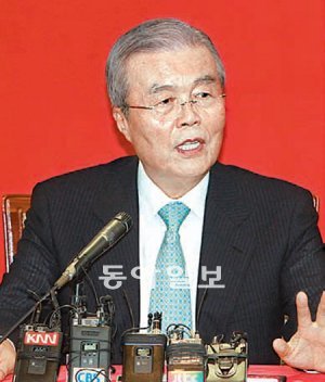 새누리당 김종인 국민행복특별위원회 위원장이 29일 서울 여의도 당사에서 기자간담회를 열고 경제민주화에 대해 이야기 하고 있다. 김동주 기자 zoo@donga.com