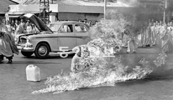 미국 기자 맬컴 브라운이 1963년 베트남 사이공 거리에서 좌선한 채 분신자살하는 승려를 촬영해 퓰리처상을 받은 사진.