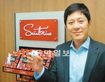 넥센 골프사업본부 이종진 상무가 28일 넥센 서울사무소에서 9가지 동물 캐릭터가 그려진 ‘세인트 나인’ 골프공을 들어 보였다. 넥센 제공