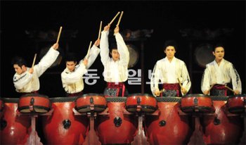 국립극장 제공 디딤무용단의 ‘코리안 드럼 영고’. 문화예술기획 이오공감 제공