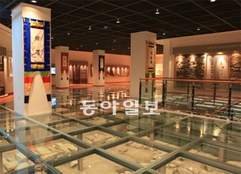 30일 개관하는 육의전 박물관은 발굴 유적 위에 대형 유리를 깔아 관람객이 유리판 위를 걸어다니면서 내려다볼 수 있게 설계됐다. 육의전 박물관 제공