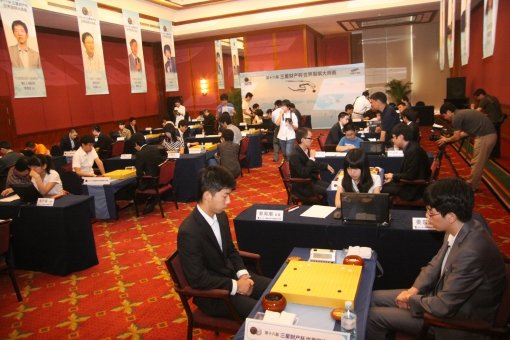 2011년 8월 중국 베이징에서 열린 제16회 삼성화재배 본선32강전. 올해 대회 32강전도 9월4일부터 베이징에서 열린다. 
한국은 지난 대회 우승자 원성진을 비롯해 박정환, 이세돌, 백홍석 등 상위랭커 12명이 출전해 2년 연속 우승을 노린다. 
사진제공｜한국기원