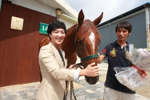 우리나라 최초의 여성 조교사 이신영씨가 경주마와 함께 포즈를 취하고 있다. 여성 특유의 섬세한 관리와 환경개선으로 이씨가 이끄는 
14조 마사는 서울경마공원이 올해 처음 실시한 마사 종합평가에서 으뜸마사로 선정됐다. 사진제공｜한국마사회