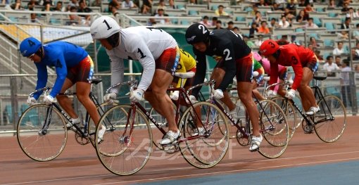 19일 광명스피돔에서 열린 스포츠동아배 대상경륜에서 힘차게 질주하고 있는 선수들. 전문가들은 베팅시 주력 경주권에 보조 경주권을 
받쳐 손실의 폭을 좁히는 것을 추천한다. 집중과 분산이라는 두 마리 토끼를 잡을 수 있는 방법이다. 스포츠동아DB