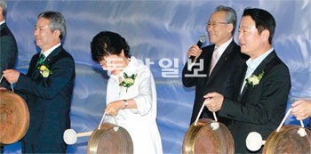 박근혜 새누리당 대선후보가 30일 오후 서울 송파구 방이동 올림픽체조경기장에서 열린 한국문화원연합회 창립 50주년 기념행사에 참석해 징을 치고 있다. 앞줄 왼쪽부터 오용원 한국문화원연합회장, 박 후보, 한선교 새누리당 의원. 김동주 기자 zoo@donga.com