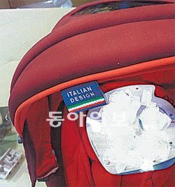 중국산 유모차에 ‘Italian Design’ 표시를 붙여 이탈리아산처럼 보이게 한 제품. 관세청 제공