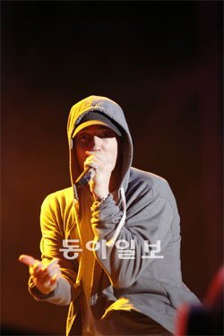 19일 서울 잠실종합운동장 보조경기장에서 열린 첫 내한공연 무대에 선 에미넴. 현대카드 제공