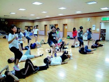 창원지역 중고교생들이 9월 4일 오후 경남 창원성산아트홀에서 공연할 뮤지컬 ‘그리스’를 연습하고 있다. 강정훈 기자 manman@donga.com