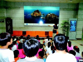 부산진구청은 청사 1층에 전국에서 가장 큰 독도 사진을 내걸었다. 부산진구청 제공