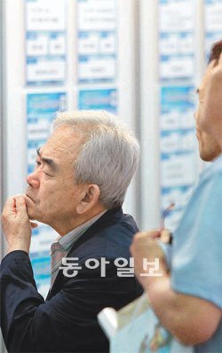 일자리 찾는 어르신들 30일 부산 해운대구 벡스코 제2전시장에서 ‘2012 부산 노인일자리 경진대회’가 열렸다. 일자리를 찾는 어르신들이 채용정보 게시판을 꼼꼼히살펴보고 있다. 부산=최재호 기자 choijh92@donga.com