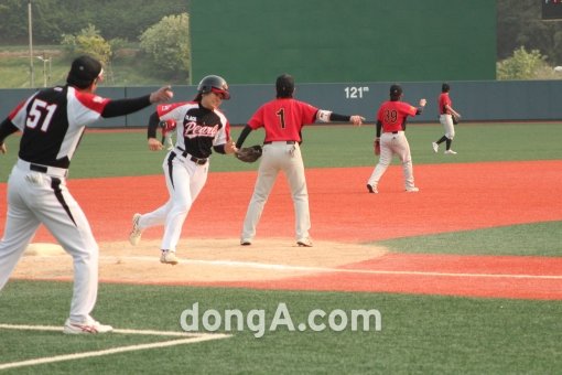 여자야구선수들은 주중에는 직장생활을 하는 힘든 여건 속에서도 주말에는 야구장을 찾아 땀을 흘린다. 이런 열정이 여자야구의 명맥을 이어왔고, LG배 여자야구대회를 가능케 했다. 사진 제공｜한국여자야구연맹