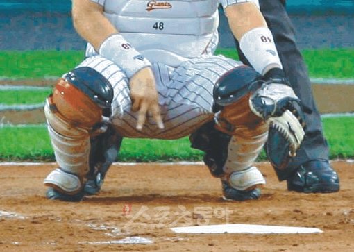 농구에서 시선과 반대방향으로 패스하는 것은 흔한 장면이다. 배구의 시간차 공격도 마찬가지다. 구기종목 중 유일하게 정적이면서 
동적인 야구는 ‘속고 속이는’ 머리싸움이 더 치열하다. 그 중에서 사인 훔치기는 센스 넘치는 야구와 정정당당하지 않은 야구의 
경계에 있다. 스포츠동아DB