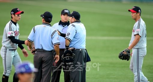 LG 오지환(왼쪽 끝)이 8월 11일 대구 삼성전 도중 상대 2루주자의 사인 훔치기 의혹을 제기하며 심판진에게 항의하고 있다. 스포츠동아DB