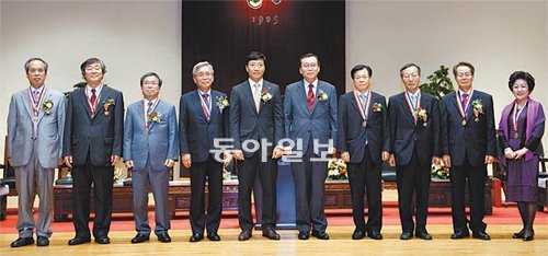 31일 오후 서울 성북구 고려대 인촌기념관 강당에서 김흥규 국어국문학과 교수 등 전임 교원
15명에 대한 정년퇴임식이 열렸다. 왼쪽부터 박성규 전성기 김흥규 윤영섭 교수, 김재호 학교법
인 고려중앙학원 이사장, 김병철 고려대 총장, 이봉희 황병국 유세화 정옥분 교수. 고려대 제공