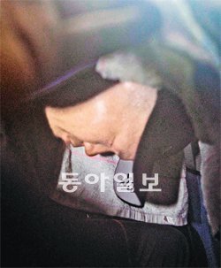 “소주 2병 마시고 술김에…” 전남 나주에서 발생한 초등학생 성폭행 사건의 피의자 고종석(23)이 31일 나주경찰서에서 조사를 받던 도중 고개를 숙이고 있다. 나주=박영철 기자 skyblue@donga.com