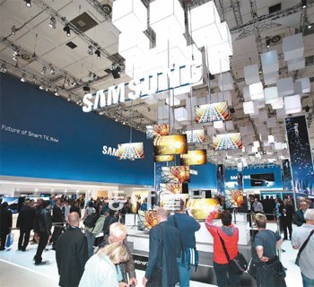 관람객 몰린 삼성전자 전시장 지난달 31일(현지 시간) ‘IFA 2012’의 삼성전자 전시장을 찾은 관람객들이 유기발광다이오드(OLED) TV를 비롯한 제품들을 둘러보고 있다. 삼성전자 제공