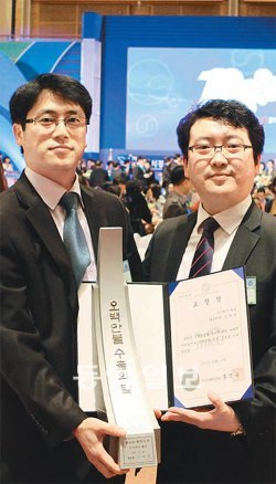 쎄코의 김홍철 대표(왼쪽)와 김현중 대표가 지난해 12월 지식경제부 장관 표창을 받으며 기념촬영을 하고 있다. 둘은 같은 대학, 같은 학과 출신의 ‘절친’이다.쎄코 제공