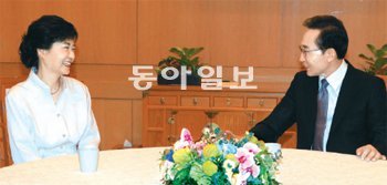 “만족스러운 만남” 이명박 대통령(오른쪽)과 박근혜 새누리당 대선 후보가 2일 청와대에서 열린 단독 오찬 회동에서 대화하고 있다. 신원건 기자 laputa@donga.com