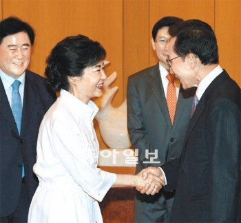 이명박 대통령(오른쪽)과 박근혜 새누리당 대선후보가 2일 청와대에서 오찬을 겸한 단독 회동에 앞서 웃으며 악수하고 있다. 두 사람 뒤로 박 후보의 비서실장인 최경환 의원(왼쪽)과 이상일 새누리당 대변인이 서 있다. 신원건 기자 laputa@donga.com