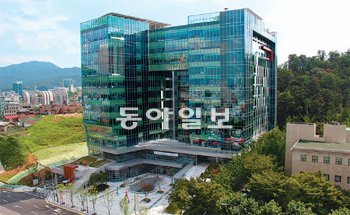 서울행정법원과 가정법원이 10일부터 새롭게 둥지를 틀 예정인 서울 서초구 강남대로의 새 청사. 서울행정법원 제공